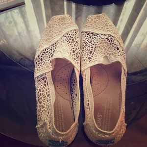 Lace TOMS